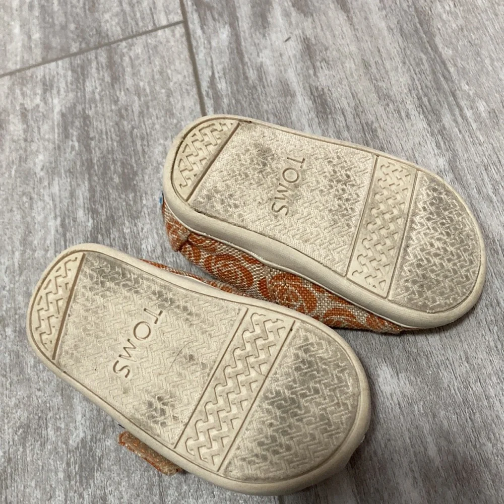 Toddler tiny toms shoes in orange size 4 - Picture 5 of 5